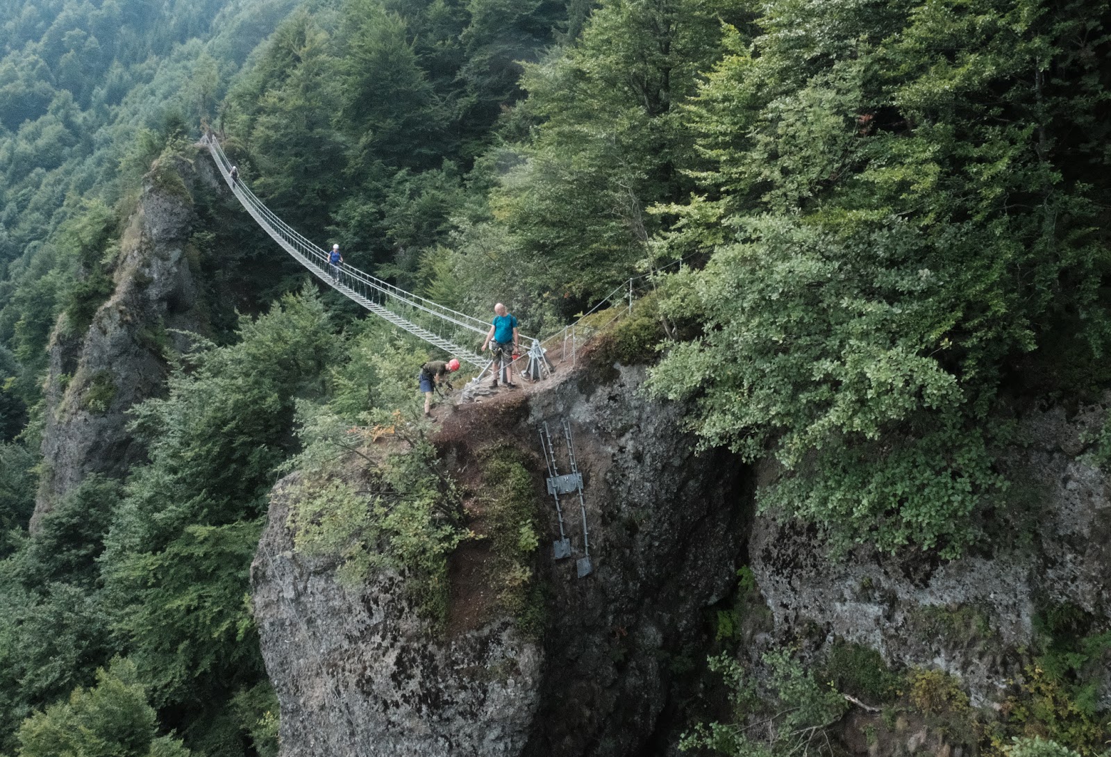 Pohľad zhora na takmer 80 m dlhý lanový most obtiažnosti A v oblasti Komín